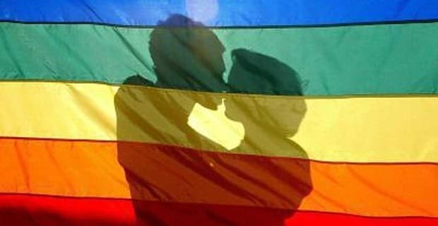 Las citas en línea pueden ayudar a los hombres homosexuales a aceptar su orientación sexual